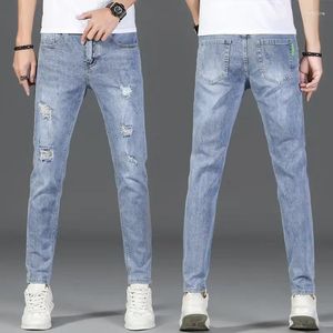 Jeans pour hommes élastique coupe ajustée bleu clair mode coréenne pantalon trou jeunesse décontracté pantalon en denim déchiré