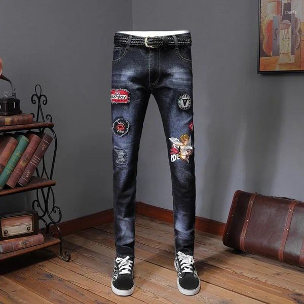 Jeans pour hommes Europe Station Printemps Jeunesse Personnalité Imprimé Badge Patch Stretch Pieds Slim Demin Bleu Foncé Hommes