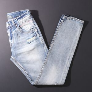 Jeans pour hommes European Vintage Fashion Men Retro Light Blue Slim Fit Ripped High Quality Red Line Designer Casual Denim Pants 230625