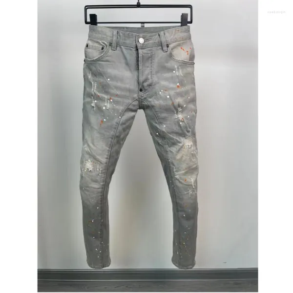 Pantalones vaqueros para hombre, pantalones vaqueros de moda de calle alta, pantalones de tela vaquera informales a la moda con agujeros para motociclista pintados con aerosol A606