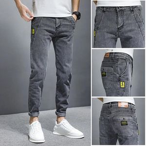 Étiquette de mode en jeans pour hommes gris slim fit personnalité simple personnalité masculine vestiment