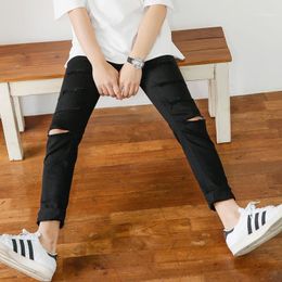 Jeans para hombres Cabello en nombre de 2023 Primavera y verano Leggings delgados con agujeros negros Capris de mendigos blancos