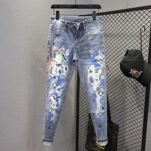 Jeans pour hommes Harajuku 2023 Dernier style hiphop coréen de luxe pour hommes avec ours imprimé design slim bleu lavé stretch denim pantalon homme 231206