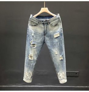 Jeans masculin Harajuku Style Summer et Fashionable Luxury Mens Jeans Perfored Small Foot Casual Beggar Retro Pantalon Q240427