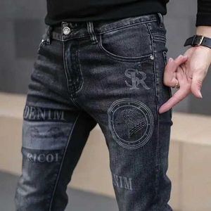 Jeans masculins haut de gamme classique classique unique imprimé unique imprimé noir élastique de denim pour hommes de haute qualité pantalon de luxe Slim Fit Q240427