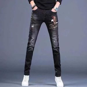 Heren jeans hoogwaardige heren zwarte jeans klassieke adelaar patroon decoratieve straat ultradunne Koreaanse casual coole jeans;Q240427