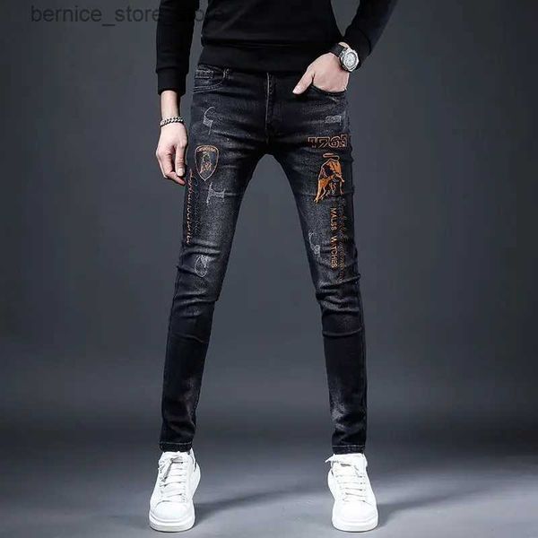 Jeans masculins de haute qualité pour hommes slim-fit un pantalon en jean noir léger imprimés à la mode de décors de pantalons décontractés élégants jeans de rue sexy; Q231213