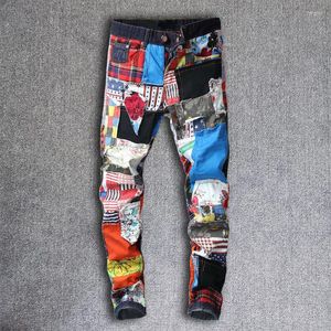 Heren jeans hiphop heren badge patches knoppen slanke trendy gaten scheurde noodlijdende denim rechte broek moda hombre 2023