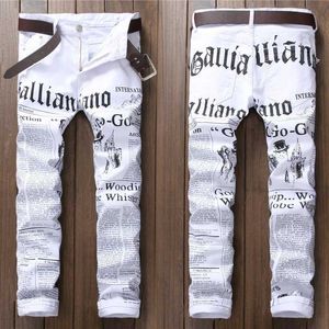 Jean pour hommes Hole décontracté Nouveau style jean en jean long pantalon blanc masque à la mode hétéro Pantalage d'impression plus taille J240507 J240507