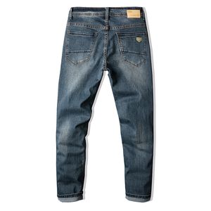 Heren jeans Italiaanse vintage ontwerp heren jeans donkere kleur recht fit katoenen denim broek gescheurde jeans voor mannen mode klassieke jeans homme 230302