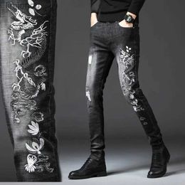 Jeans pour hommes Version coréenne Jeans noirs de haute qualité pour hommes Jeans extensibles déchirés Jeans de luxe légers avec broderie de Dragon Jeans de rue sexy; L240119