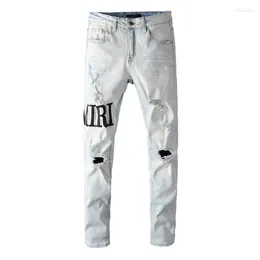 Jeans para hombres Letras azules claras Pantalones bordados Slim Agujeros rasgados desgastados Skinny Streetwear Brand Stretch