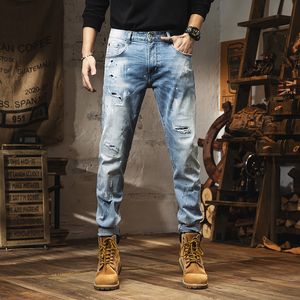 Jeans pour hommes bleu clair éclaboussés trou d'encre patché jeans nouveaux leggings élastiques à coupe ajustée pour hommes à la mode européenne
