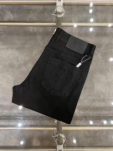 Jeans pour hommes Hommes 2024 Mode élastique Noir Broderie Taille 29-40 Droite Long Slim Fit Pieds Pantalon Étiquette en cuir personnalisée