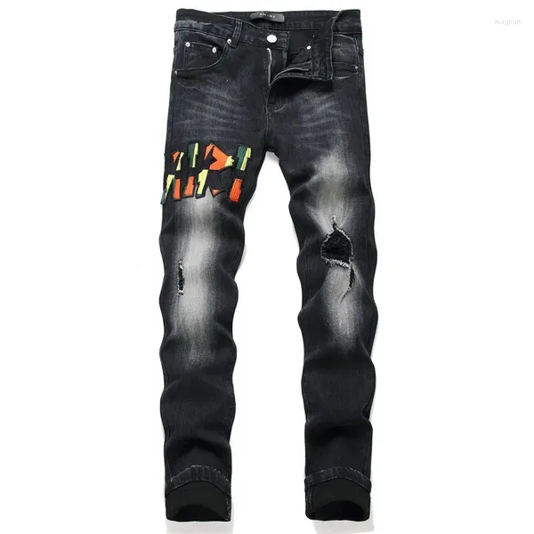 Jeans para hombres Hombres Insignia Bordado Agujero de color Pies pequeños Lápiz Pantalones de mezclilla Streetwear Hip Hop Pantalones
