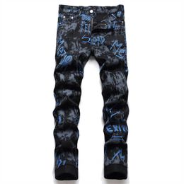 Pantalones vaqueros para hombre Pantalones vaqueros con estampado digital negro Letras de moda Pintado Tie Dye Pantalones de mezclilla elásticos Pantalones cónicos delgados delgados T221102