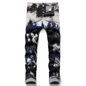 Pantalones vaqueros de los hombres Pantalones vaqueros de retazos Botón de moda Letras de mosca Imprimir Pantalones de mezclilla elásticos Tie Dye Empalmado Pantalones rectos delgados T221102