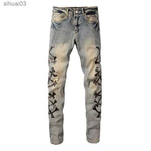 Jeans masculins pour hommes camouflage en cuir en cuir pantalon pantalon fine en denim élastique bleu rétro avec trant en détresse déchiré 2403
