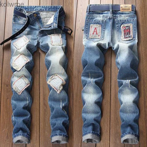 Jeans para hombres Palabras chinas para hombre jeans azules parcheados pantalones de mezclilla adelgazantes rasgados pantalones vaqueros casuales rayados pantalones vaqueros bordados de póker pantalones vaqueros de moda YQ240205