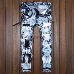 Jeans para hombres Bordado de mezclilla Ratped Patchwork Pantalones de calles High Street Hole de color ligero Recto Tamaño Recto D240417