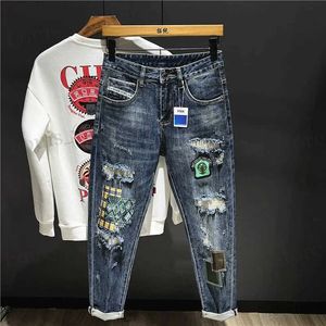 Jeans masculins jeans pour hommes cassés frappés déchirés avec un pantalon imprimé graphique rétro coréen Ripped Slip Fit Man Cowboy Pantalon designer trous T240419