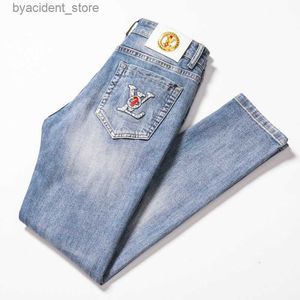 Jeans pour hommes Jeans pour hommes nouvel été couleur claire Jeans hommes coupe ajustée pied élastique étiquette de mode pantalon FEBA L240313