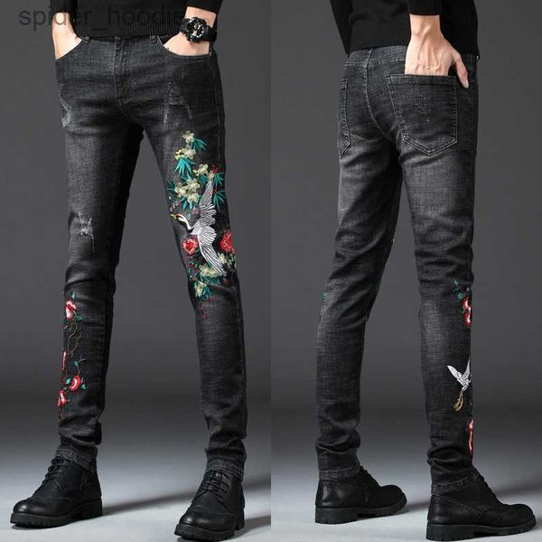 Pantalones vaqueros para hombre Pantalones vaqueros bordados con grúa coronada roja bordado de flores pantalones de mezclilla adelgazantes rayados pantalones casuales para hombre pantalones vaqueros negros L230921