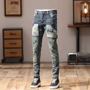 Jeans masculin pour hommes coutures patchwork mode et beau street slim fit léger à jambe droite personnalité pantalon de moto Q240509