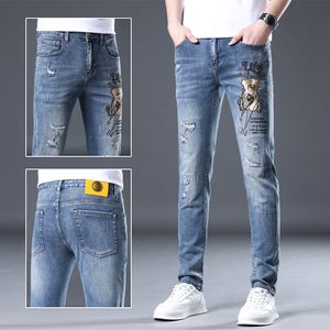 Jeans pour hommes taille moyenne bleu Leggings pantalon quatre saisons mode régulière ours broderie crayon jean pieds minces pantalon vêtements