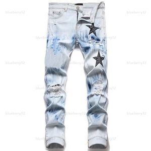 Jeans masculins Nouveau 2024 European Jean Hombre Letter Star Star Men Embroderie Patchwork Ripped for Trend Brand Motorcycle Pant Mens Skinny S