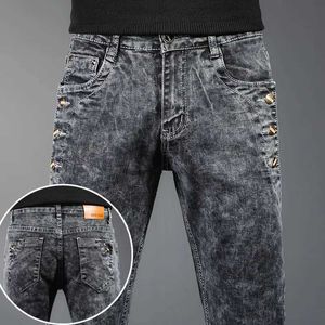 Jeans para hombres Nuevas llegadas 2024 Spring and Autumn Harajuku italiano Luxury Korean Relling Men Designer Slim Casual para Q240427