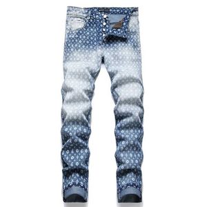 Jeans masculin Nouveau automne 2024 Blue Letter imprimé Mid Taist Slim Fit Elastic Mens Casual Denim Pantals Street Clothing Q240509