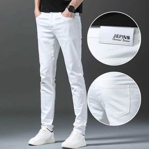 Jeans masculins Nouvel automne 2024 Jeans pour hommes blancs de couleur solide mince couleur décontractée pantalon de marque classique Pantalon de vêtements Q240427