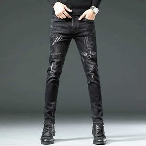 Jeans masculins Nouveaux pantalons de jeans à ajustement serré de ressort et d'automne de haute qualité.