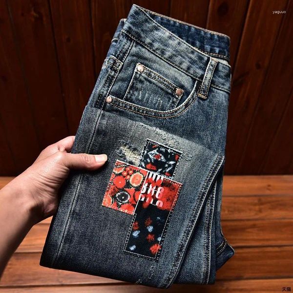 Pasta de jeans para hombres Bordado de tela Motocicleta de la calle Slim Pantalones delgados Patch de moda Pantalones estirados con pantalones lavados