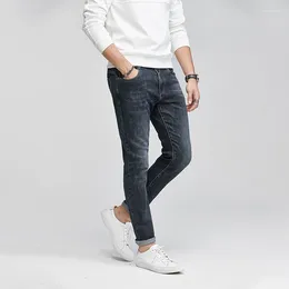 Les jeans masculins ramassent des fuites de la version coréenne pantalon à printemps tendance et polyvalent avec de petits pieds