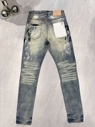 Les jeans de la marque Roca en jean pourpre sont à la mode et de qualité supérieure avec une peinture de rue de premier ordre réparant à basse hauteur