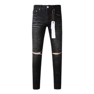 Les jeans de marque Roca en jean pourpre sont à la mode et à la peinture noire de rue de haut niveau avec une réparation de trou coupé pour un pantalon en denim serré à basse hauteur Q240509