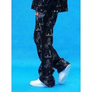 Jeans masculin rétro jacquard jean imprimé jeans européen et américain printemps et pantalon de marque à la mode d'automne hip hop trant à la mode j240507