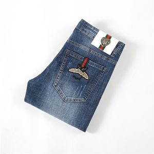 Jeans pour hommes printemps coupe ajustée jambe droite pantalon bleu marque à la mode européenne et américaine logo de broderie d'abeille pantalons décontractés pour adolescents 25655