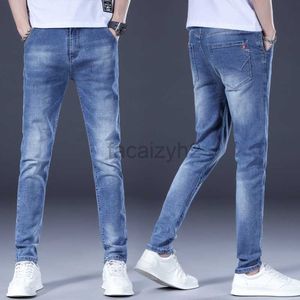 Jeans masculin printemps / été nouveau masculin slim fit small small pieds édition tendance à la mode masculine grand jean jeunesse bleu et pantalon de taille