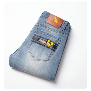 Jeans para hombres Spring Summer Men delgados Fit European American Cdicon High Grain Brand Small Straight Pants Q9576-00