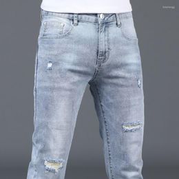 Heren jeans zomer modieuze Korea-stijl designer rekbaar rekte gat blauwe denim stijlvol slanke dunne vriendje voor mannen