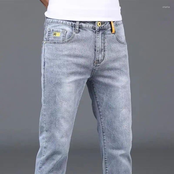 Jeans pour hommes été style coréen décontracté couleur claire mince pour hommes à la mode et confortable pantalon en denim maigre
