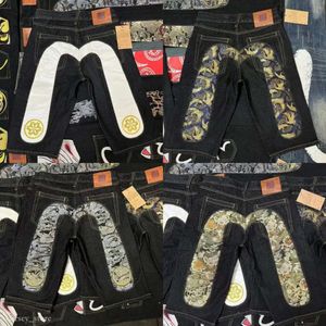 Jeans masculin d'été des jeans hommes shorts hiphop pantalon denim cerise fleur totem dragon brodé jeans à oreilles rouges lavées 599