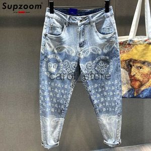 Jeans da uomo Supzoom 2022 Nuovo arrivo Vendita calda Top Fashion Stampa Jeans leggeri Uomo Modello astratto Casual Motivi etnici Denim Four Seasons J230806