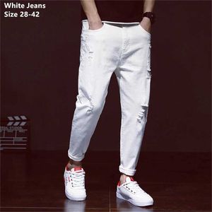 Jeans masculins jeans en denim blanc en denim serré en jean en jean en denim avec des trous en denim à la mode plus taille 42 40 38 pantalon de longueur de la cheville gros jean lâche Q240523
