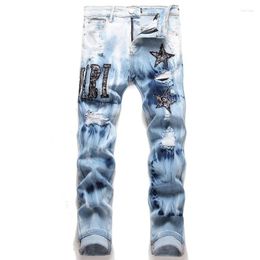 Jeans pour hommes Cravate Teint Lettre Étoile Broderie Trou Cassé Coton Stretch Polyvalent Marque De Mode Bleu Clair Skinny Denim Pantalon