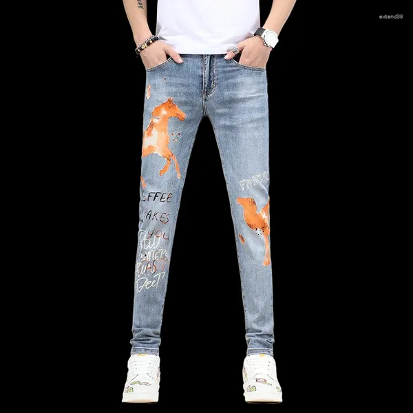 Jeans masculinos de moda bordada bordada bordada de color luminoso fit de ajuste 2024 spring y pantalones de alta gama de verano