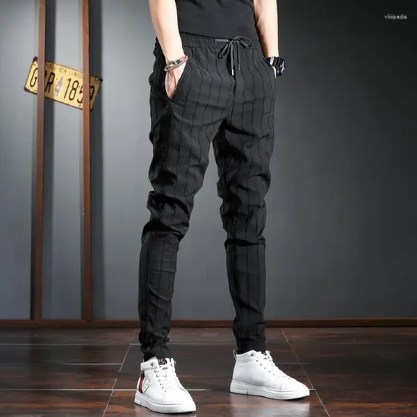 Pantalones vaqueros para hombres Suavizante de moda Cintura elástica Denim a rayas Primavera Otoño Casual Slim Fit Tapered Floral Bordado Pantalones británicos